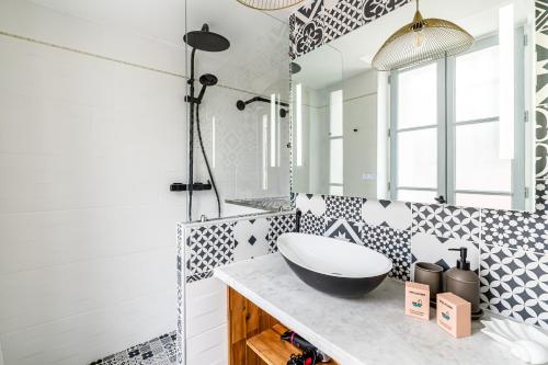 une salle de bain avec un lavabo et un miroir dans l'établissement SV - Cosy Au Cœur du Panier, à Marseille