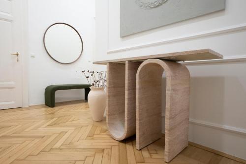 Elegant 2BR Apt near Parliament, Self 24h Check-in