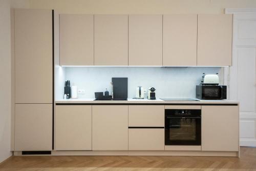 Elegant 2BR Apt near Parliament, Self 24h Check-in