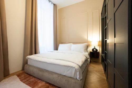Elegant 2BR Apt near Parliament, Self 24h Check-in