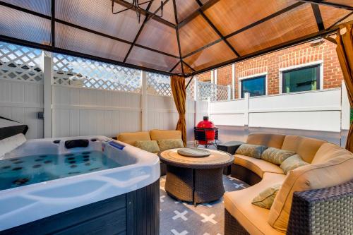 una grande vasca idromassaggio in soggiorno di 1 Mi to Dtwn Hot Tub Haven in Richmond! a Richmond