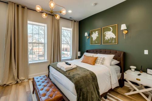 una camera da letto con un letto con pareti e finestre verdi di 1 Mi to Dtwn Hot Tub Haven in Richmond! a Richmond