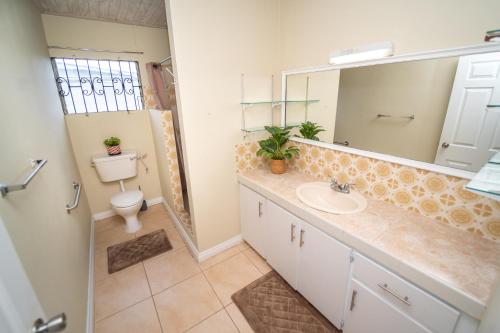 Spacious 3-Bedroom Home - Regency Park photo 3