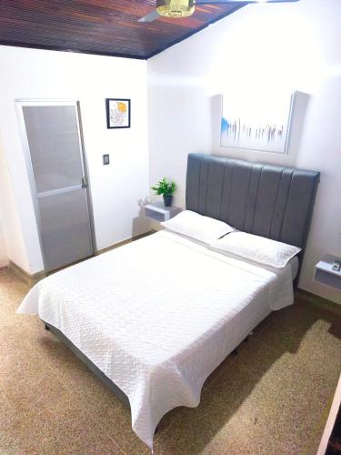 バランカベルメハにあるHabitación Premium al lado del CC San Silvestreの部屋にある大きな白いベッドのある寝室
