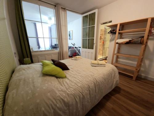 - une chambre avec un lit doté d'oreillers verts dans l'établissement Cannes - Centre- Film Festival, à Cannes