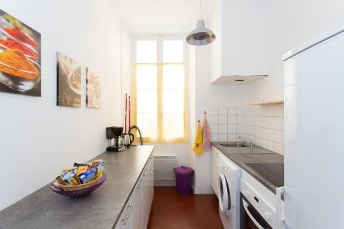 - une cuisine avec un comptoir avec un bol dans l'établissement Cannes - Centre- Film Festival, à Cannes