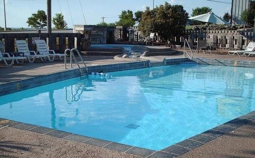 Der Swimmingpool an oder in der Nähe von Quail's Nest Inn & Suites