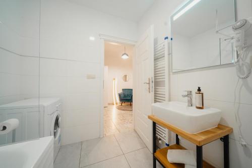 Ένα μπάνιο στο WagnerStays 2BD Suites City Center Residence