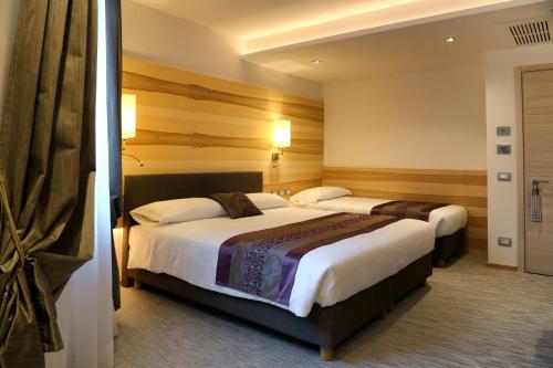 a hotel room with two beds in a room at Hotel Garden in Peschiera del Garda