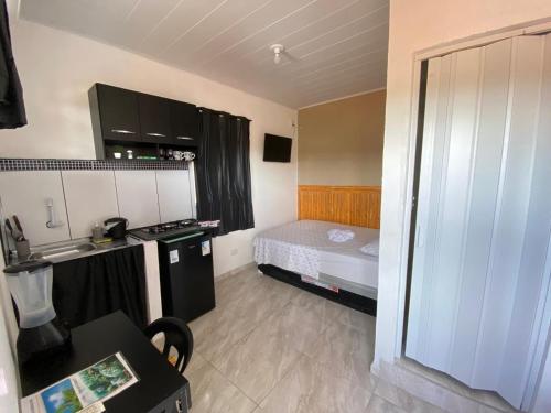 Piccola camera con letto e cucina. di Casa e Ktinetes na praia de Japaratinga a Japaratinga