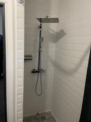 une douche avec pommeau de douche dans une salle de bain dans l'établissement villa méditerranéé, à Vias