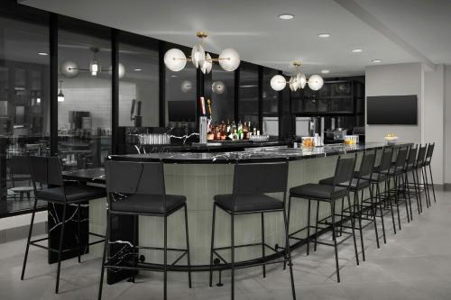 Лаундж или бар в TownePlace Suites by Marriott Paris