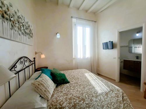 a bedroom with a bed and a window at Casa di Daddo in Tivoli