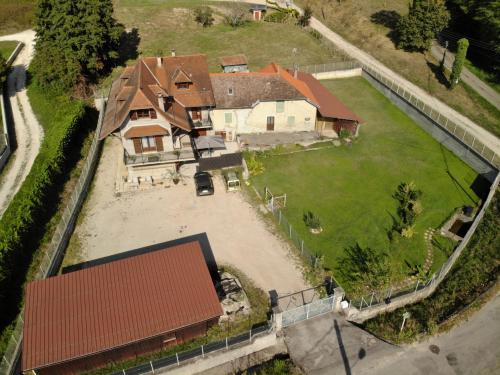 une vue aérienne d'une maison avec une cour dans l'établissement Audrey Todor, à Truison