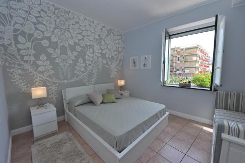 1 dormitorio con cama y ventana en Victor's House en Sant'Agnello
