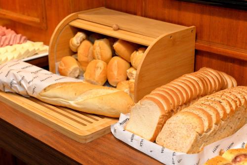 a wooden crate filled with bread and loaves of bread at North Savassi in Belo Horizonte