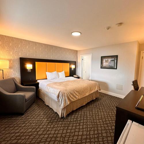 Ένα ή περισσότερα κρεβάτια σε δωμάτιο στο The Gananoque Inn