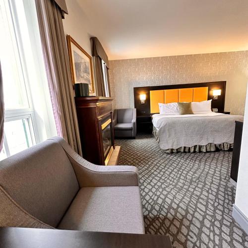 Ένα ή περισσότερα κρεβάτια σε δωμάτιο στο The Gananoque Inn