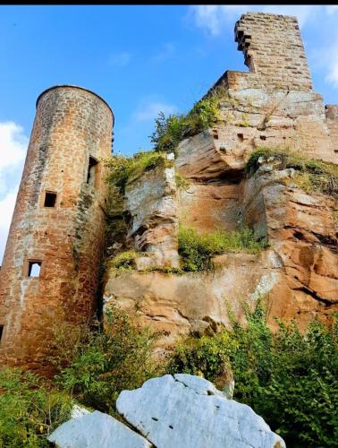 an old brick building on the side of a cliff at La Lauter in Dahn