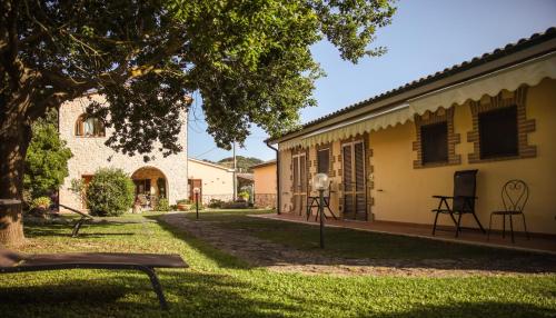 a courtyard of a building with sculptures in the yard at Agriturismo La Vecchia Quercia in Montemerano