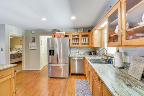 Dapur atau dapur kecil di Lake Hartwell Haven with Boat Dock in Westminster!
