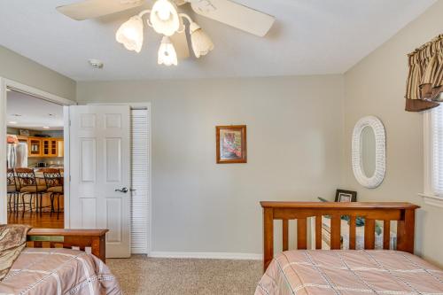 Katil atau katil-katil dalam bilik di Lake Hartwell Haven with Boat Dock in Westminster!