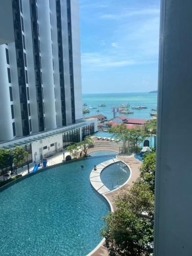 Una vista de una piscina desde un edificio. en HS Homestay Shore Pasar Besar dan KK Plaza, en Kota Kinabalu