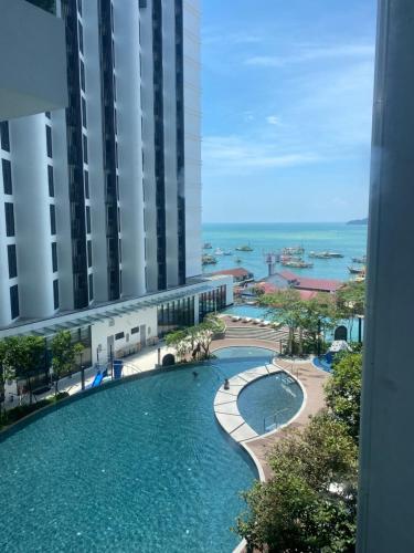 Una vista de una piscina desde un edificio. en HS Homestay Shore Pasar Besar dan KK Plaza, en Kota Kinabalu