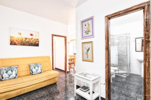 Χώρος καθιστικού στο Lightbooking Luymar 2 BR Villa de Mazo con piscina