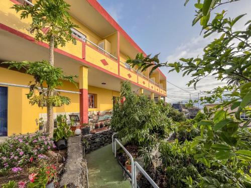 a building with a balcony with plants and flowers at Lightbooking Luymar con piscina Villa de Mazo in Villa de Mazo