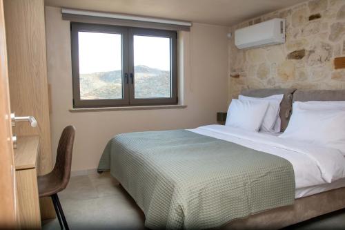 Postel nebo postele na pokoji v ubytování Luxurious Stone Villas