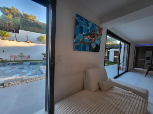 une pièce avec une chaise et un tableau sur le mur dans l'établissement Sublime Villa Récente d'Architect T5 & Piscine & 5 pkg, à Cabriès