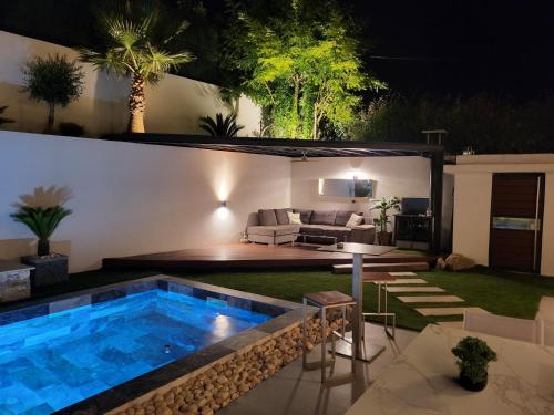 une arrière-cour avec une piscine la nuit dans l'établissement Sublime Villa Récente d'Architect T5 & Piscine & 5 pkg, à Cabriès
