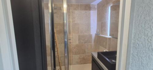 Et badeværelse på Studio cosy design avec piscine, 8mn de la mer à pied