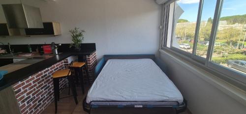 En eller flere senge i et værelse på Studio cosy design avec piscine, 8mn de la mer à pied