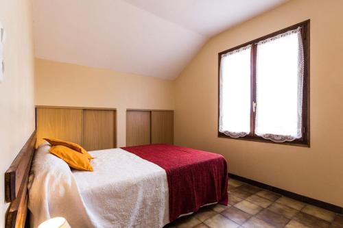 une chambre avec un lit et une fenêtre dans l'établissement Les Gites du Finet -Châtel, à Lalley