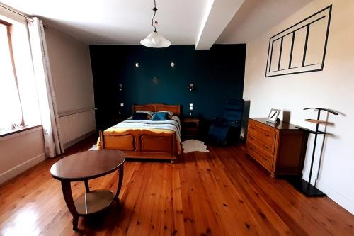 une chambre avec un lit, une table et un bureau dans l'établissement Voiron grande maison, à Voiron