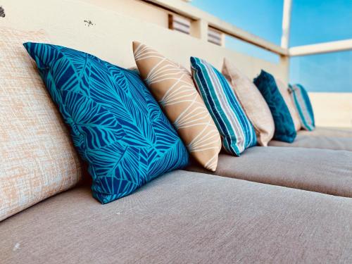 a row of pillows sitting on top of a couch at FRENTE PLAYA vista al mar, PISCINA DE USO EXCLUSIVO in Boca del Río
