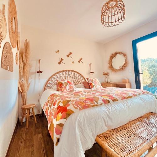 une chambre avec un grand lit et une fenêtre dans l'établissement La grange des amoureux piscine jacuzzi et massages, au Beausset