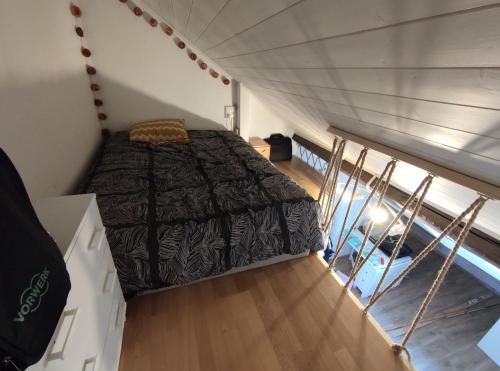 une chambre avec un lit dans une petite pièce dans l'établissement Studio centre ville Besançon - vue Citadelle, à Besançon