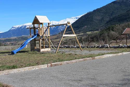 une aire de jeux avec toboggan sur le côté d'une route dans l'établissement Les Gites du Finet -Châtel, à Lalley