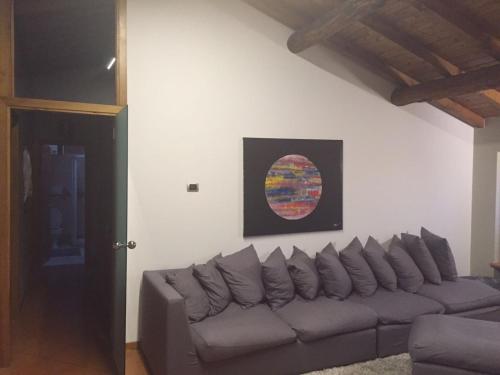 a living room with a couch and a painting on the wall at CA' BELLAVISTA in Bardolino