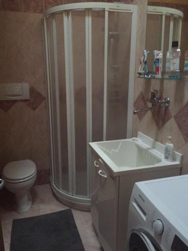 バルドリーノにあるCA' BELLAVISTAのバスルーム(シャワー、トイレ、シンク付)