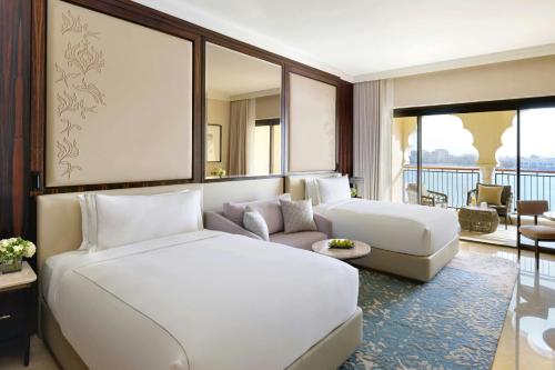 Postel nebo postele na pokoji v ubytování The Ritz-Carlton Abu Dhabi, Grand Canal