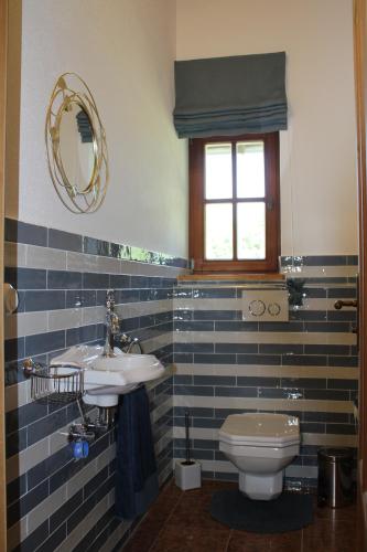 Bilik mandi di VILLA SEEBERG - by "Schloss Gessenberg" luxurious vacation home with lake and mountain views, suitable for families