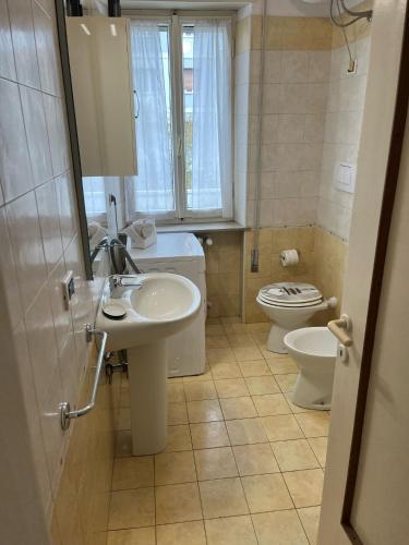 a bathroom with a sink and a toilet at Ca Re Dante in Pordenone