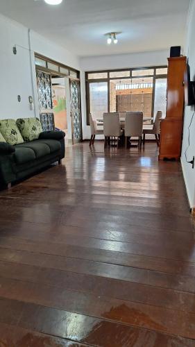 a living room with a couch and a table and chairs at Casa Completa até 20 pessoas in Ribeirão Preto