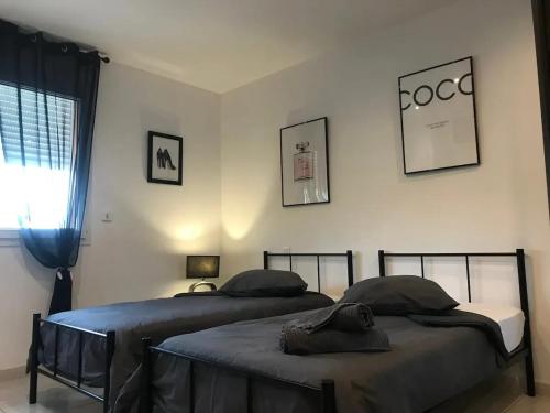 En eller flere senge i et værelse på Villa spacieuse avec piscine à Agde de 150 m²_2