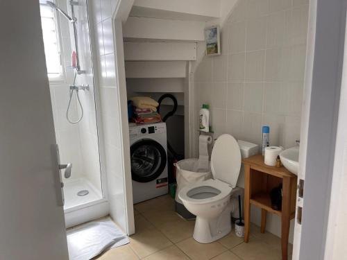 La salle de bains est pourvue de toilettes et d'un lave-linge. dans l'établissement Charmante maison à Carcans avec extérieur spacieux, à Carcans