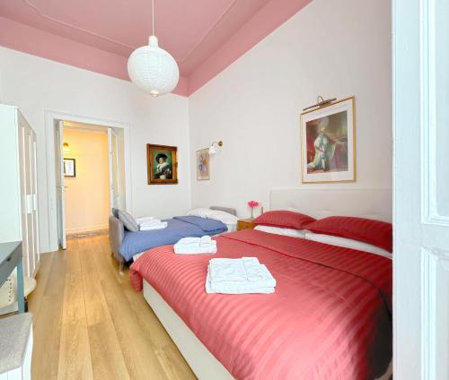 Carlo III Historic Family apartment 2 bathrooms Elevator Beautiful View Lovely Famous Square